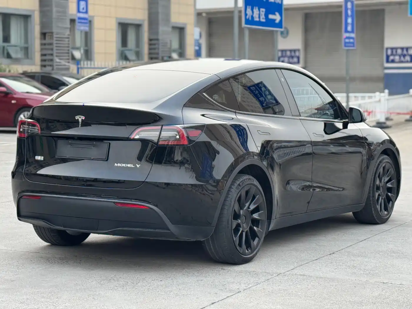 TESLA MODEL Y