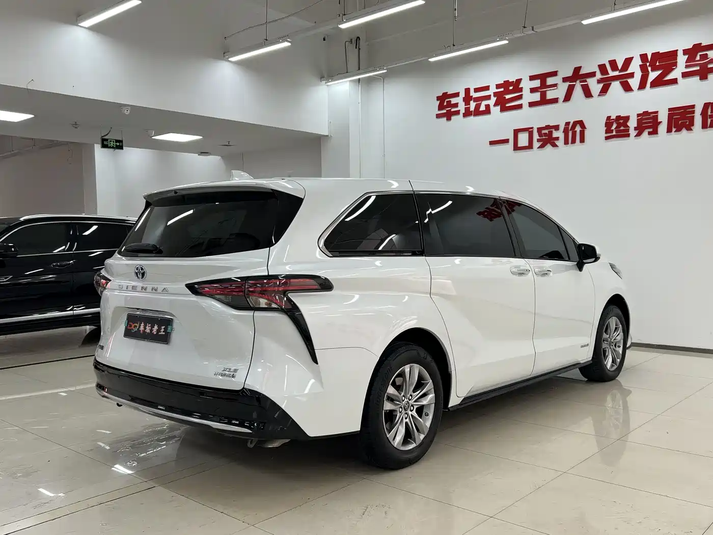 Toyota Sienna 2023 2.5L Hybrid Luxury Edition фото 7