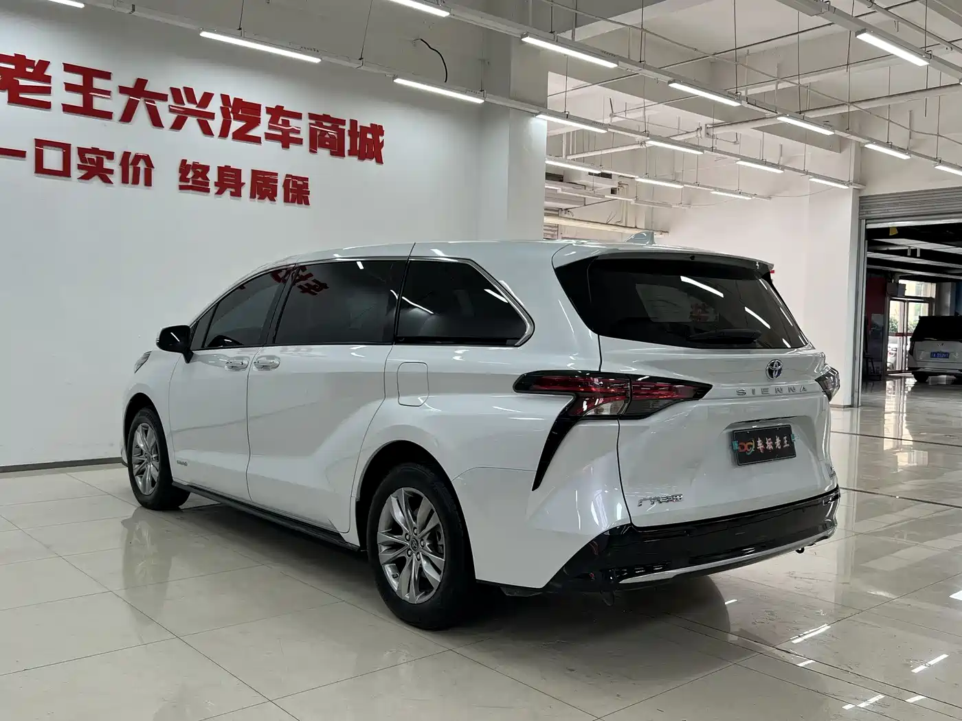 Toyota Sienna 2023 2.5L Hybrid Luxury Edition фото 9