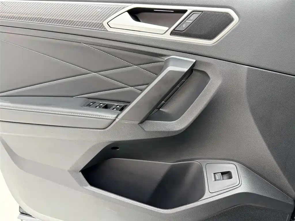 Volkswagen Tiguan L 2024 330TSI Automatic 2WD R-Line Premium Enjoyment Edition фото 21