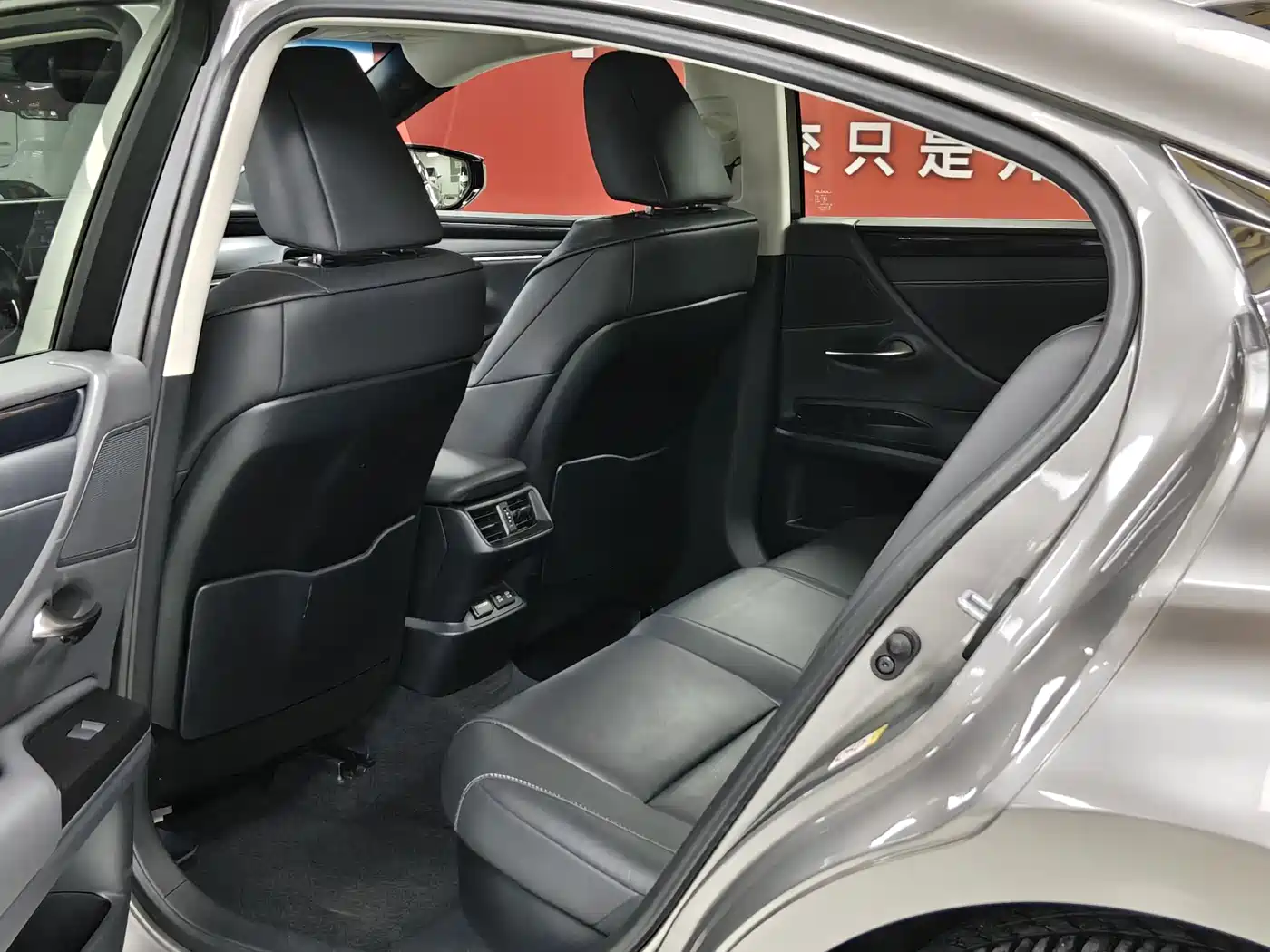 Lexus ES 2018 300h Excellence Edition China V фото 8