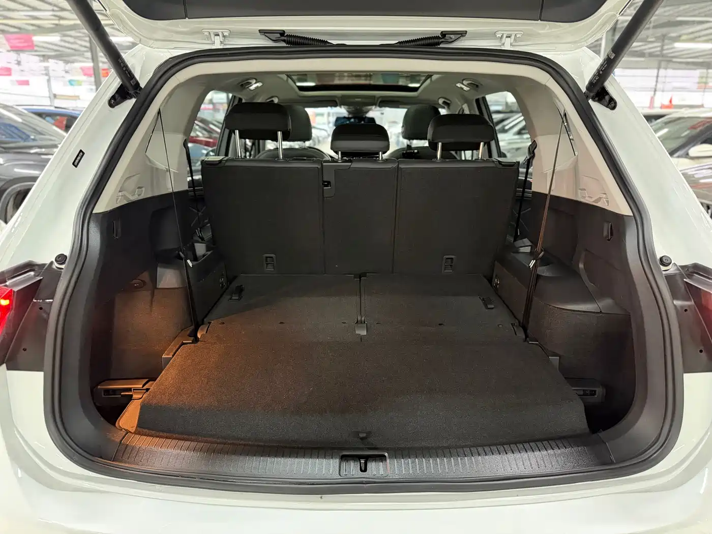 Volkswagen Tiguan L 2022 380TSI Automatic 4WD R-Line Cross Edition 7-Seater фото 15