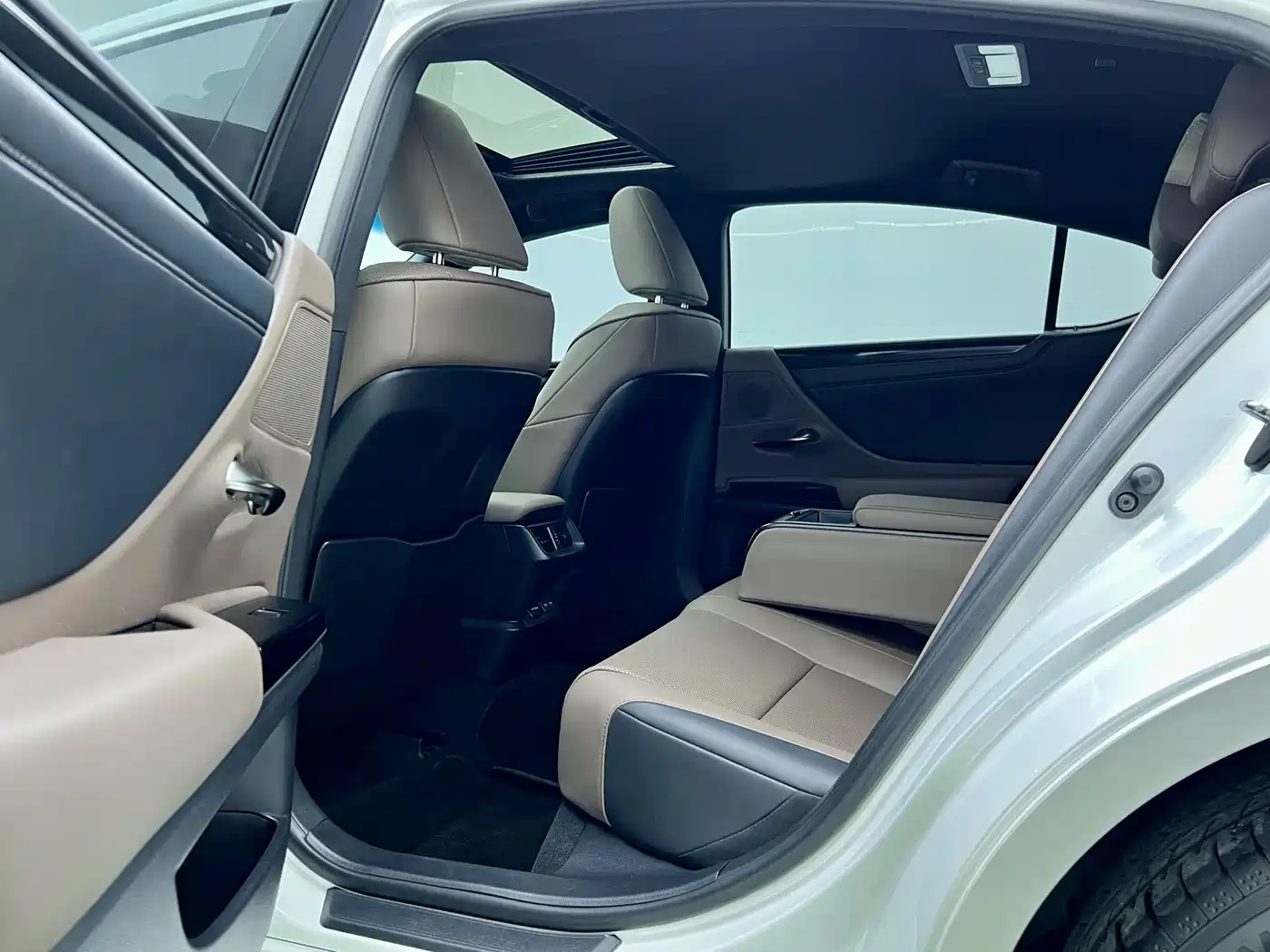 Lexus ES 2023 200 Excellence Edition фото 6