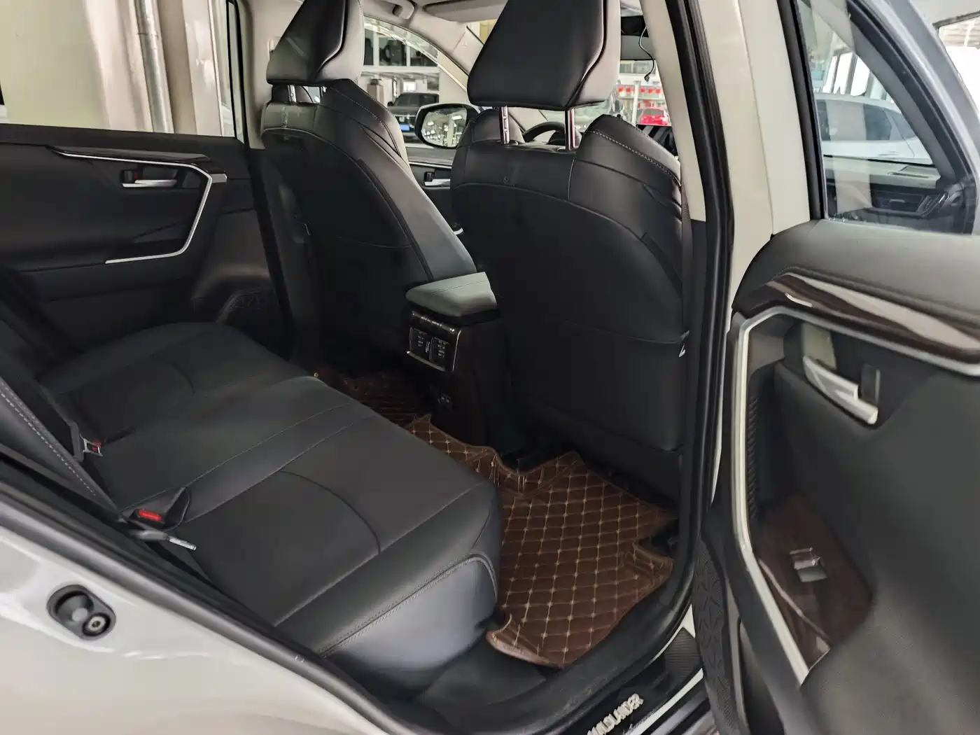 Toyota Wildlander 2022 2.0L CVT AWD Luxury Edition фото 11