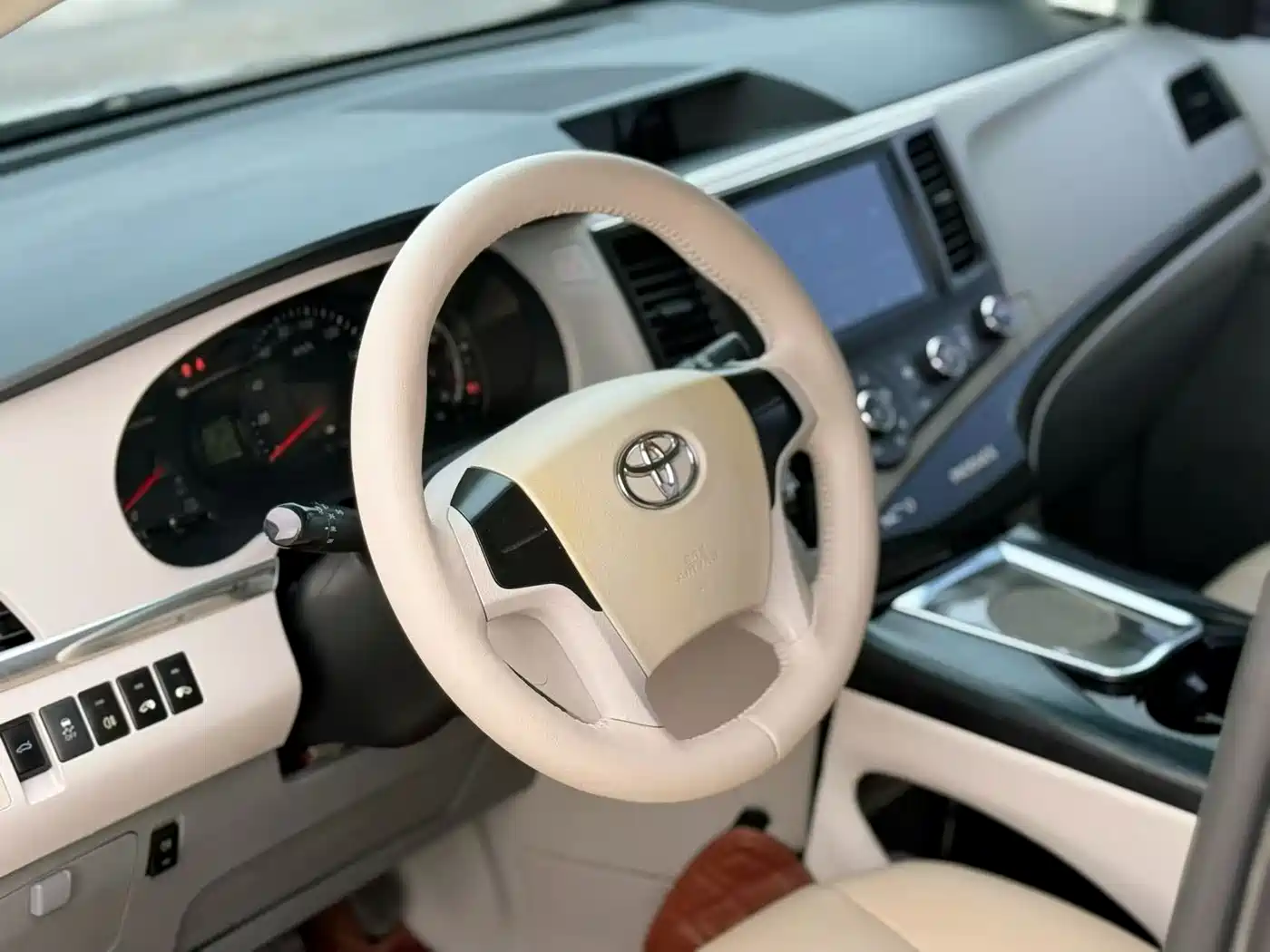 Toyota Sienna 2011 3.5L 2WD Automatic фото 8