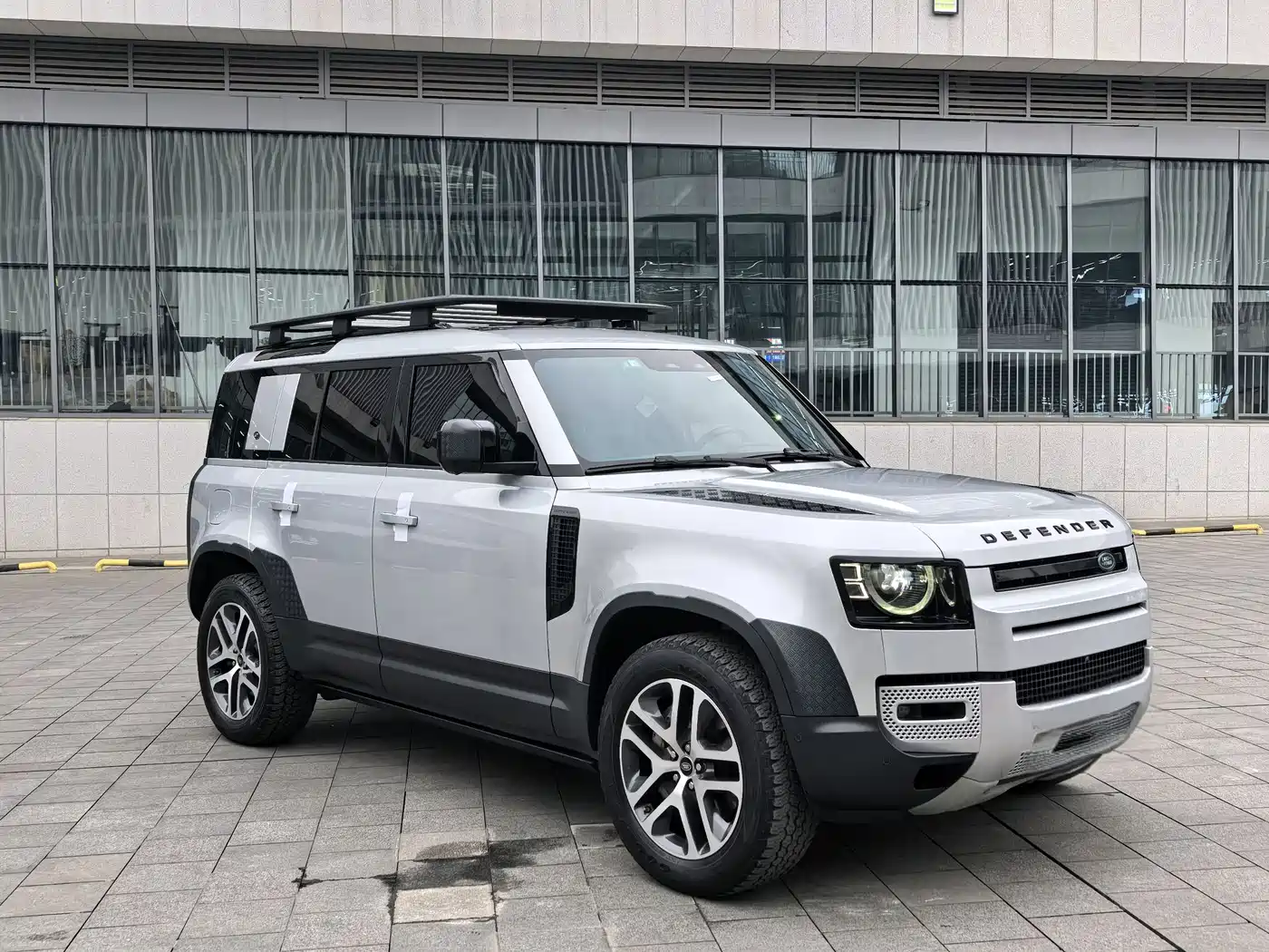 Land Rover Defender 2021 110 P400 Dark Special Edition фото 3