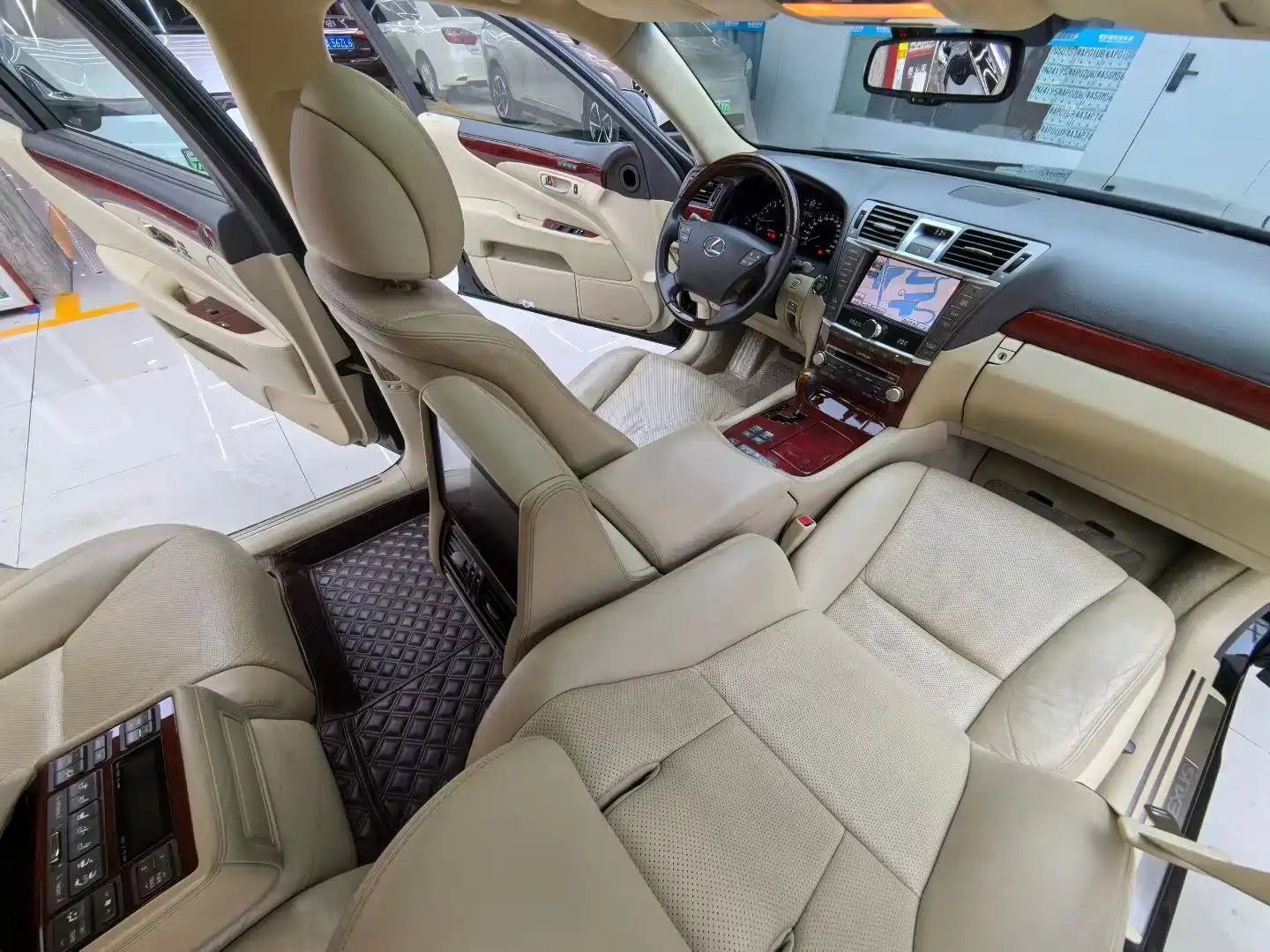 Фото 6 - Lexus LS