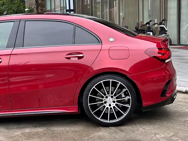 Mercedes-Benz A-Class AMG 2019 AMG A 35 L 4MATIC — фото 5
