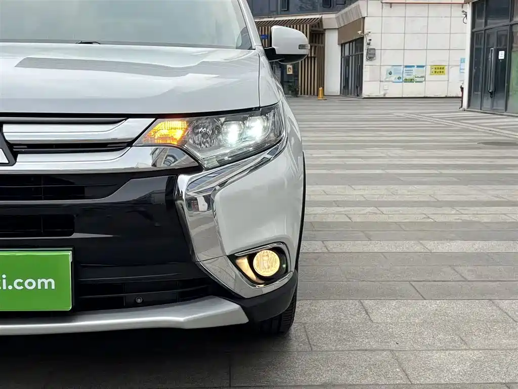 Mitsubishi Outlander 2018 2.4L 4WD Elite Edition 5-seater фото 24