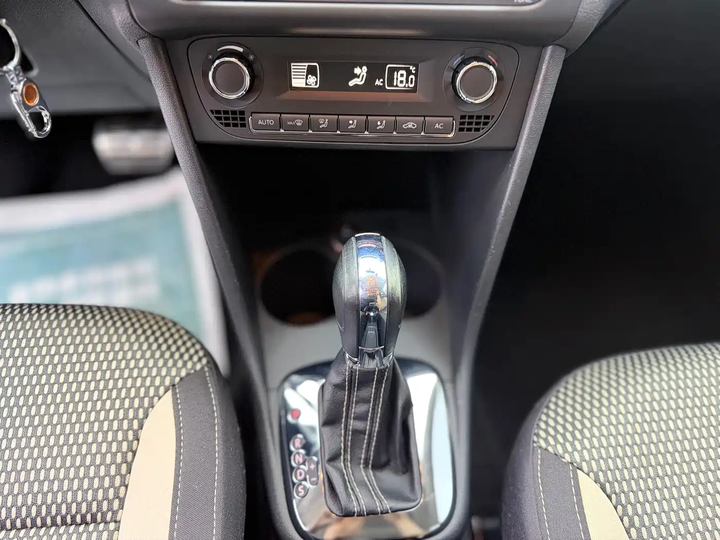 Volkswagen Polo 2012 1.6L Cross Polo AT фото 11
