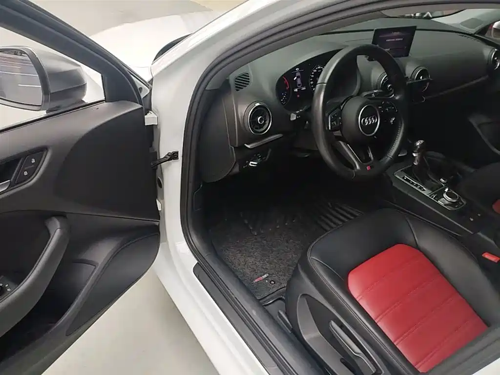 Audi A3 2018 30th Anniversary Limousine 35 TFSI Progressive фото 16
