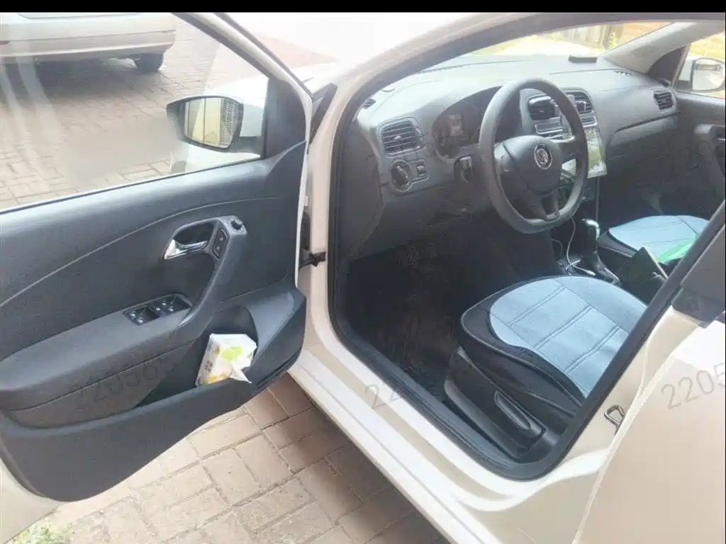 Volkswagen Polo 2016 1.4L Automatic Trend фото 14