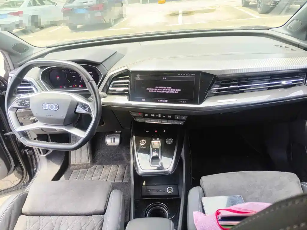 Photo 11 - Audi Q4 e-tron