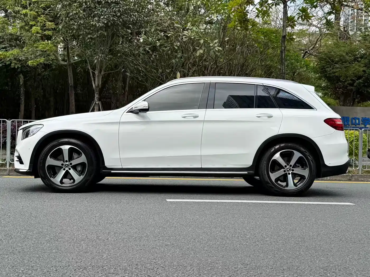 Mercedes-Benz GLC 2018 Facelift GLC 260 4MATIC Luxury фото 4