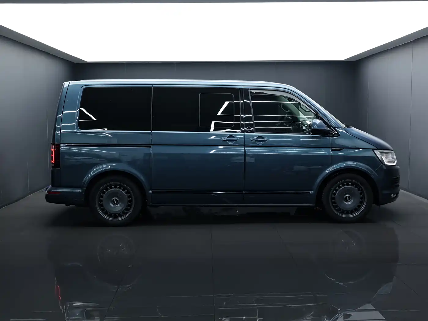 Volkswagen Multivan 2019 2.0TSI 4WD Premium 7-seater фото 5