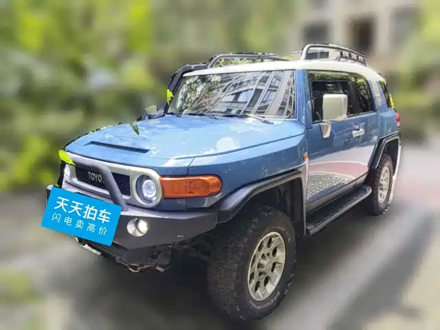 Toyota FJ Cruiser 2011 4.0L — фото 1