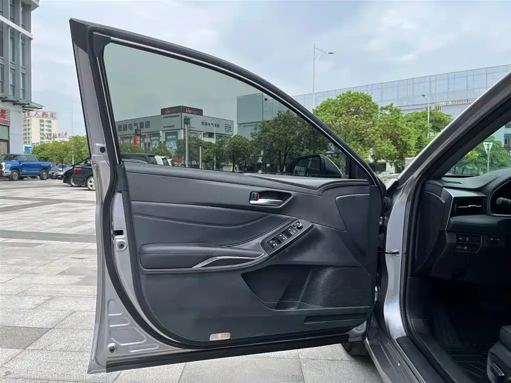 Toyota Avalon 2019 Hybrid 2.5L Luxury Edition China V фото 11