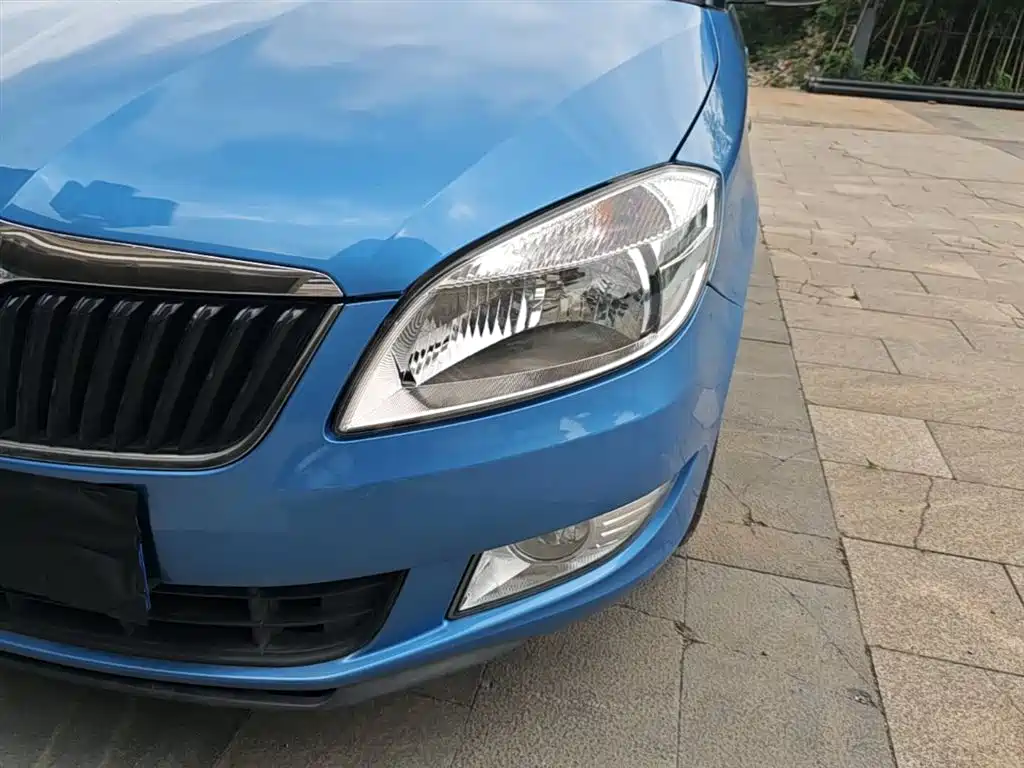 Škoda Fabia 2014 1.4L Automatic Crystal Spirit Edition фото 24