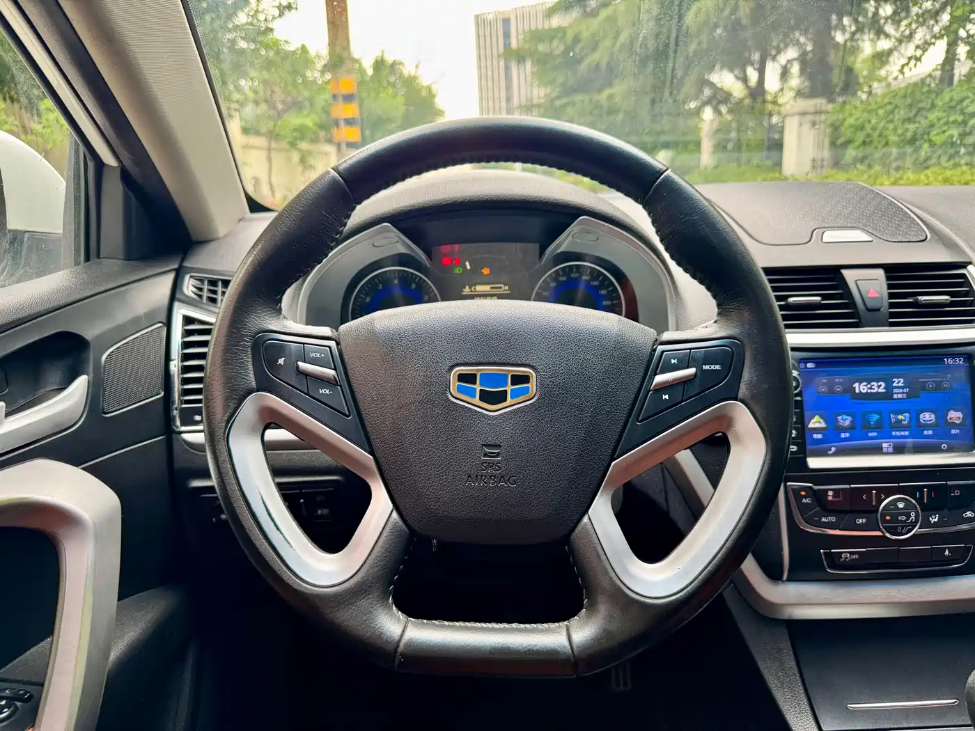 Фото 14 - Geely Emgrand