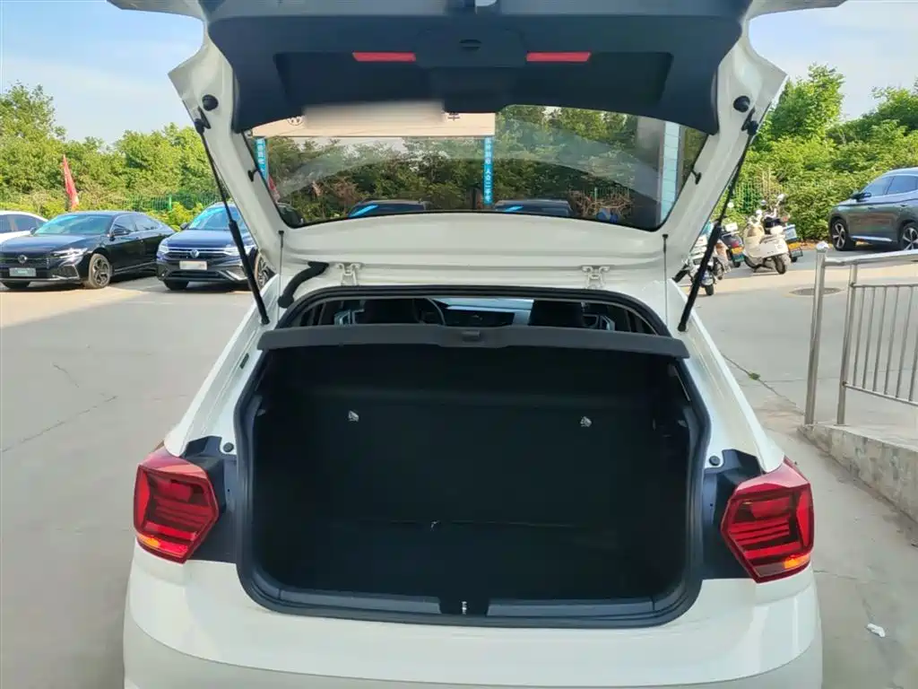 Volkswagen Polo 2019 Plus 1.5L Automatic Panorama Enjoyment Edition фото 19