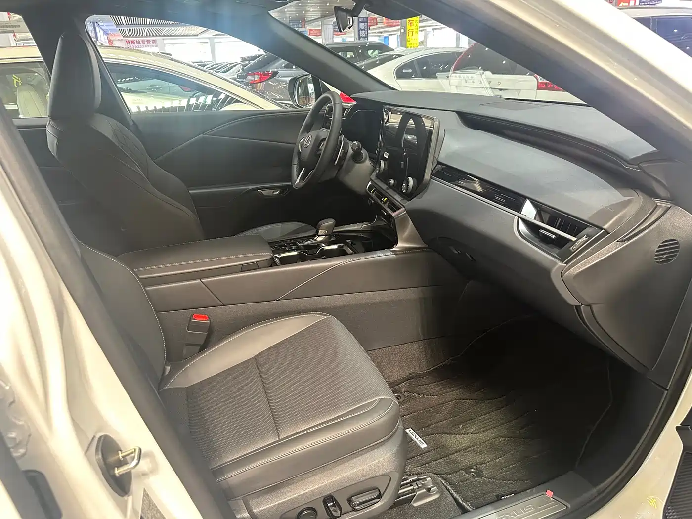 Lexus RX 2026 300 AWD Premium Edition фото 5