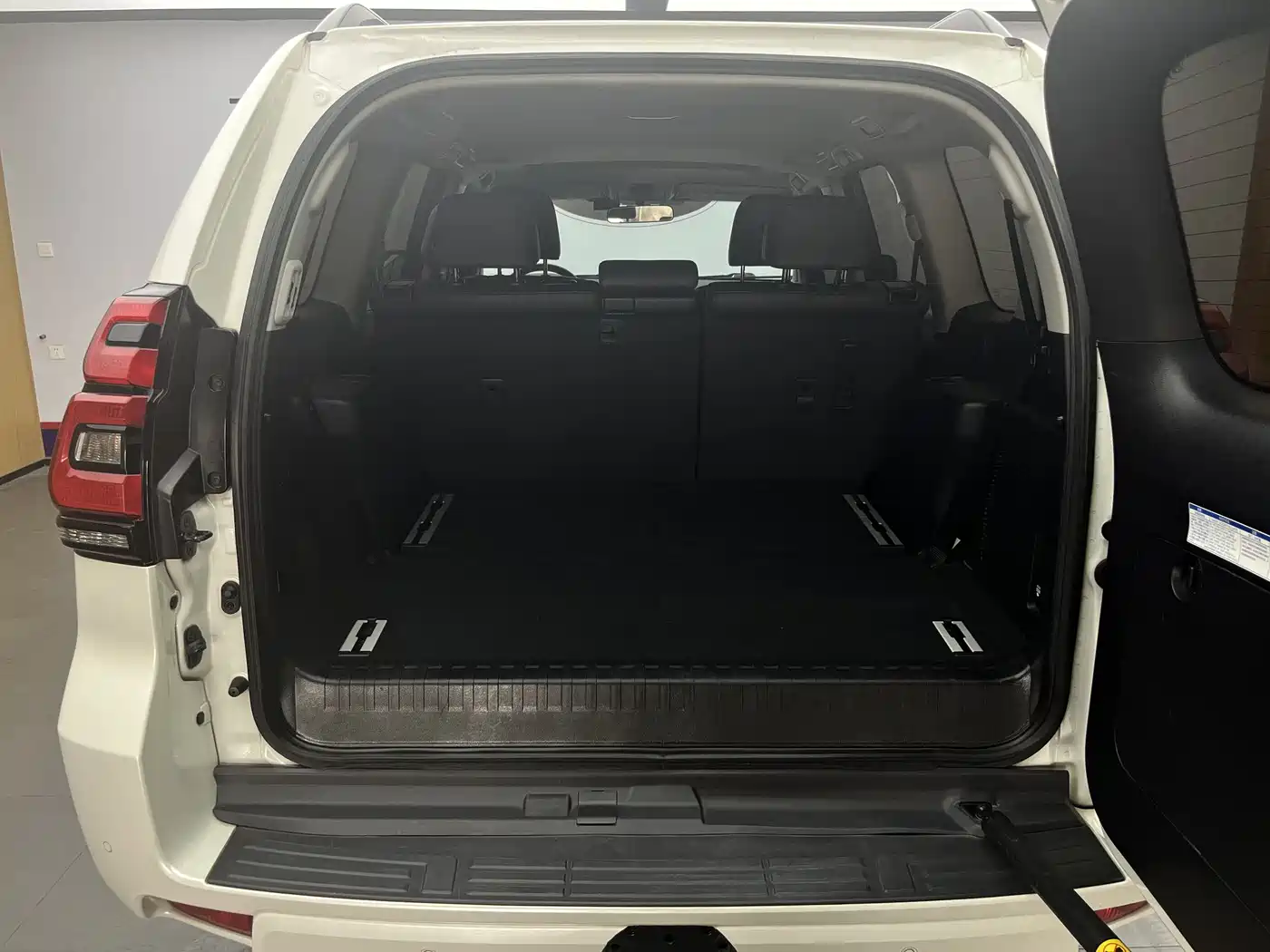 Toyota Prado 2018 3.5L Automatic TX-L Rear-mounted Spare Tire фото 23