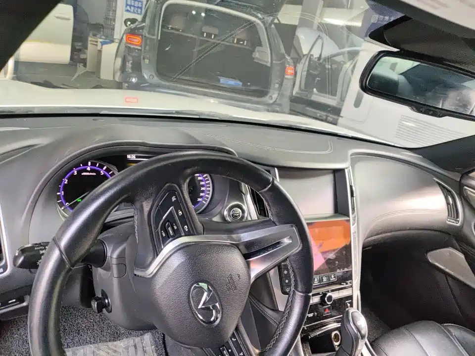 Infiniti Q60 2017 2.0T Luxury Edition фото 3