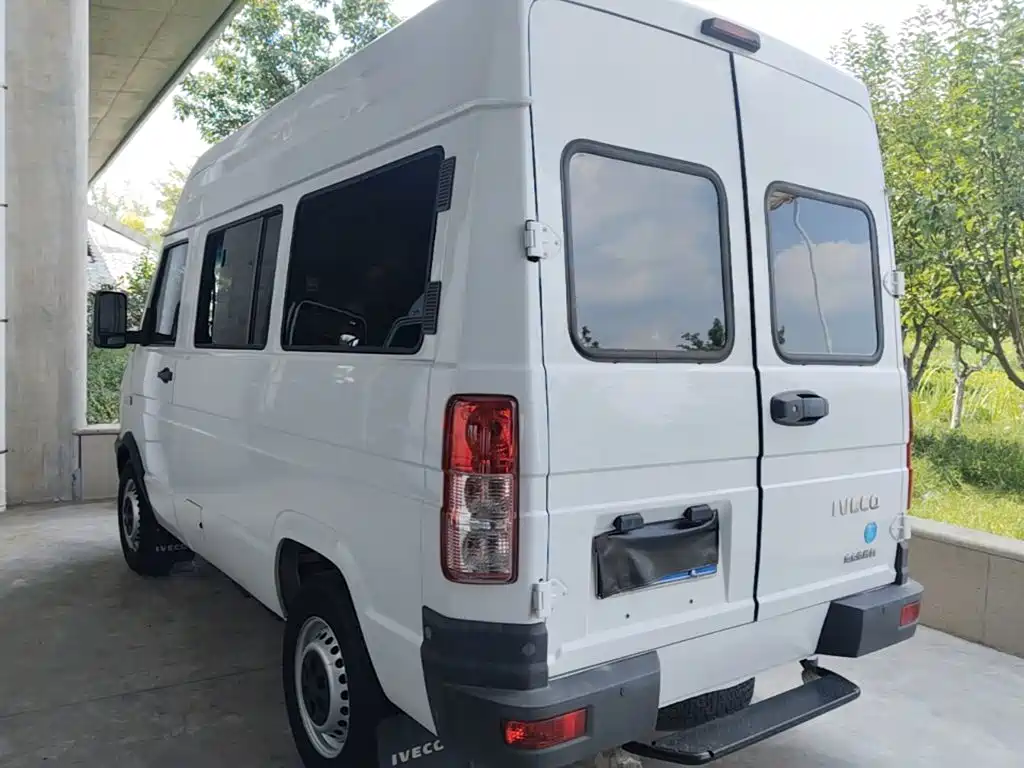 Iveco Daily 2023 2021 2.5T A35 M1 Bus 5-9 Seats Short Wheelbase Medium Roof Single Tire Manual Door