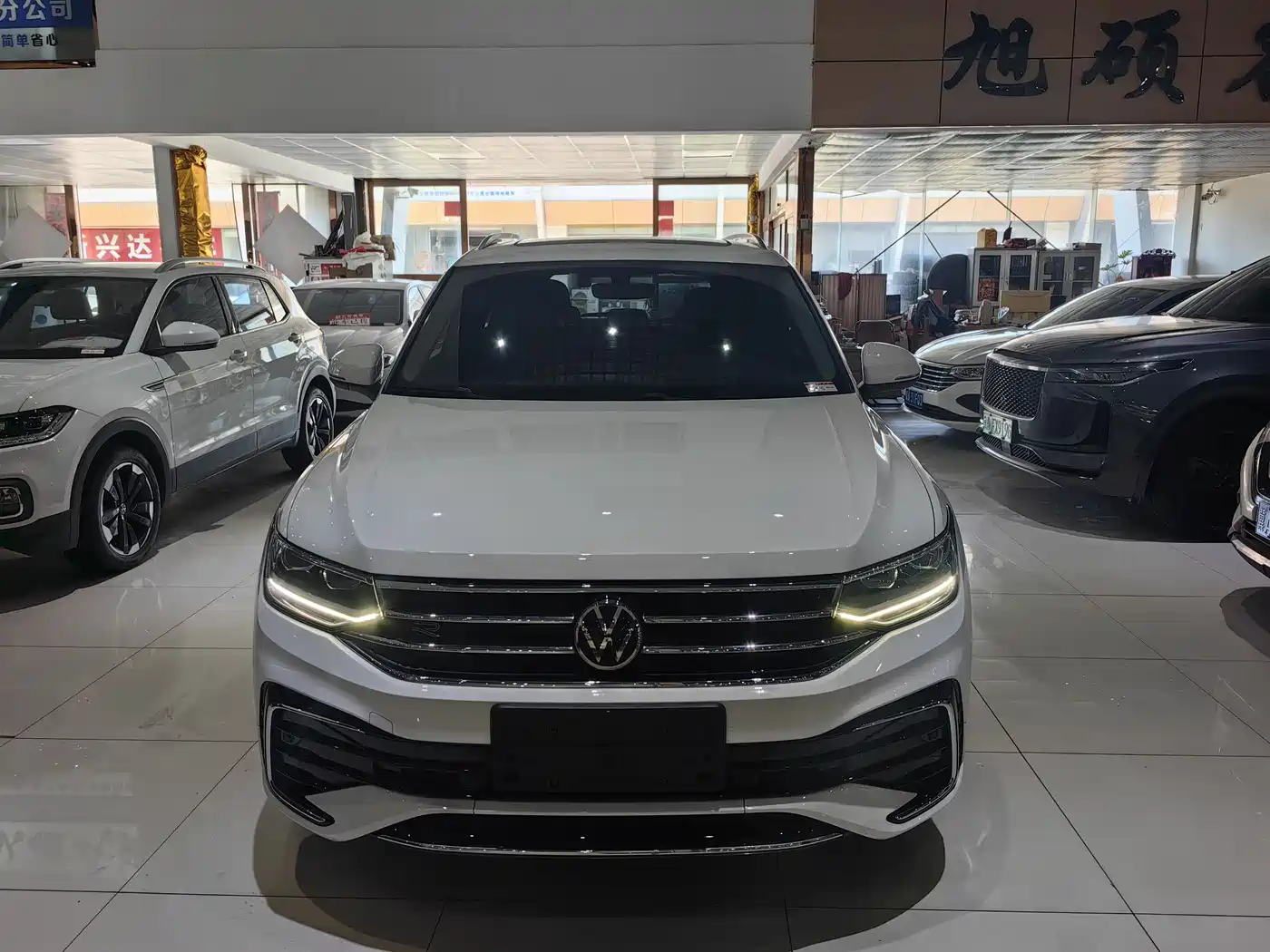 Volkswagen Tiguan L 2022 330TSI Auto 2WD R-Line Premium Edition фото 2