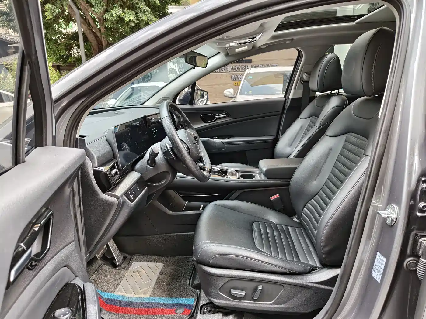 KIA LION PLATINUM EXPANDS THE WORLD