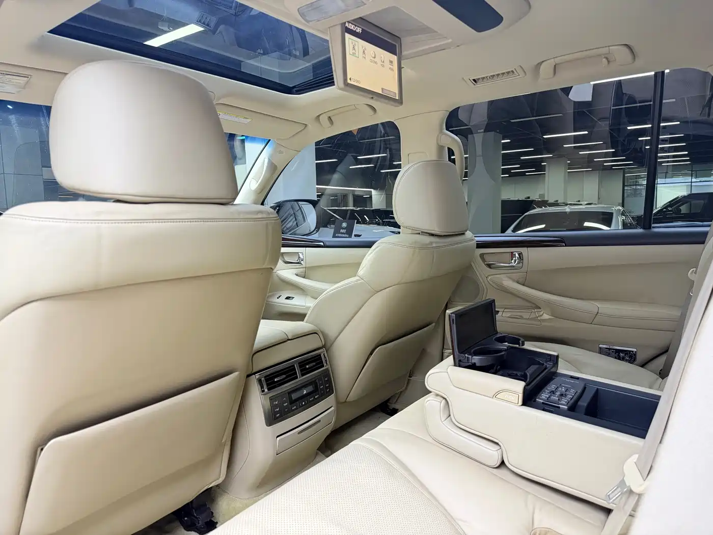Фото 5 - Lexus LX
