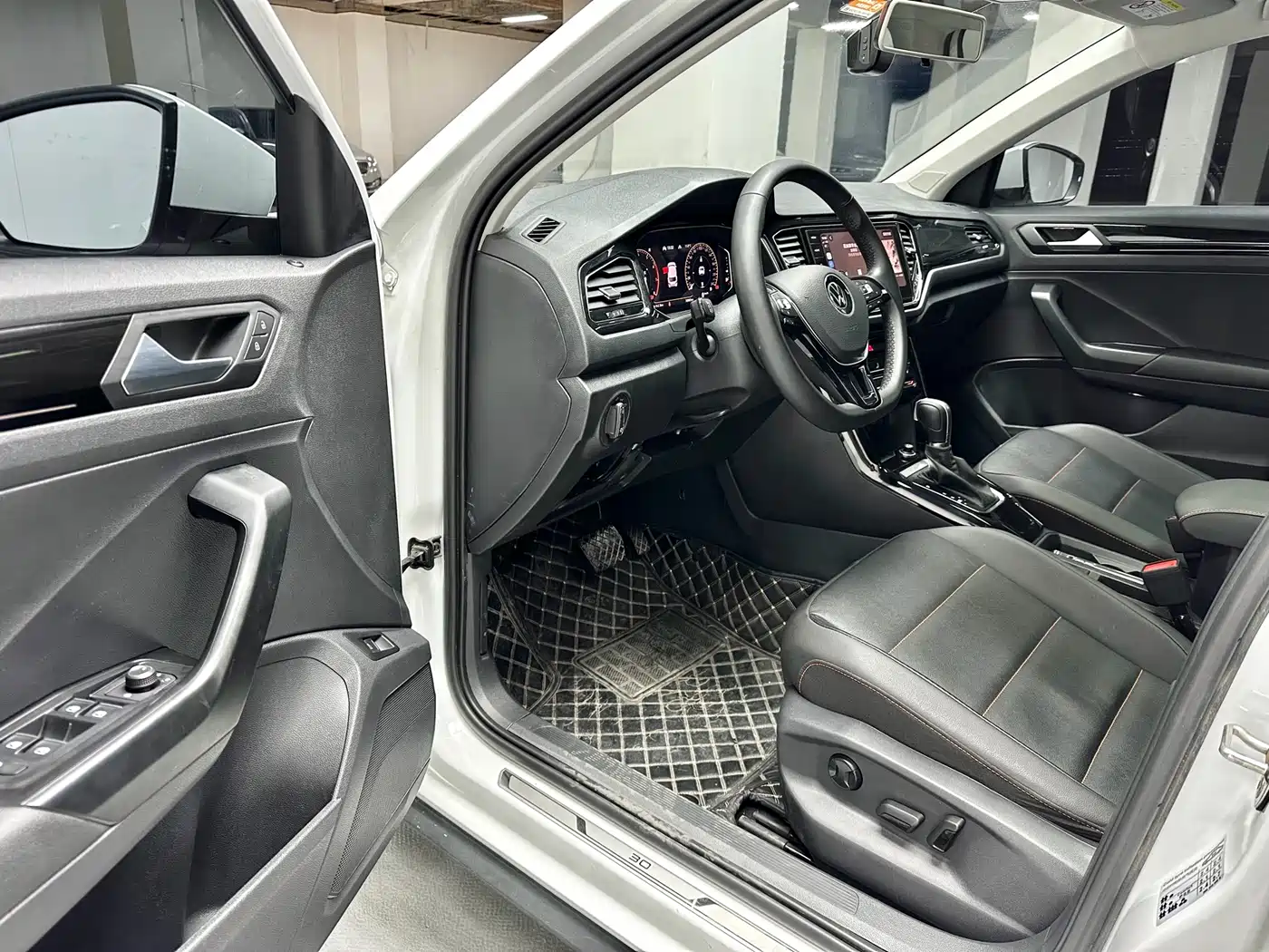 Volkswagen T-ROC 2021 280TSI DSG 2WD Comfort Smart Connect 30th Anniversary Edition фото 11