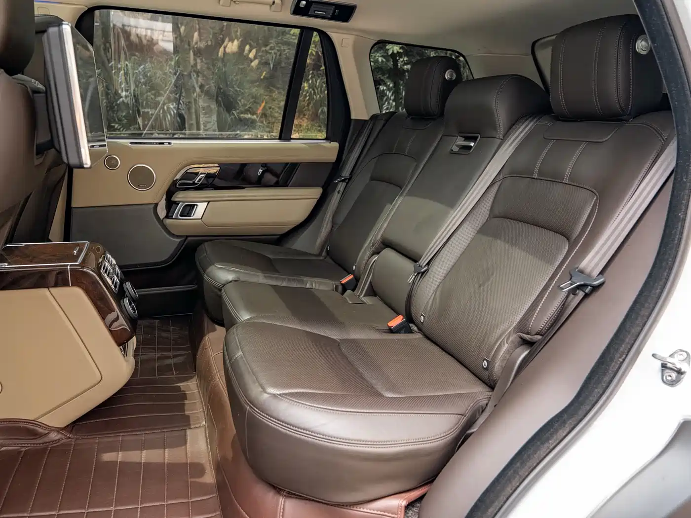Land Rover Range Rover 2021 3.0 L6 Heritage Extended Classic Edition фото 7