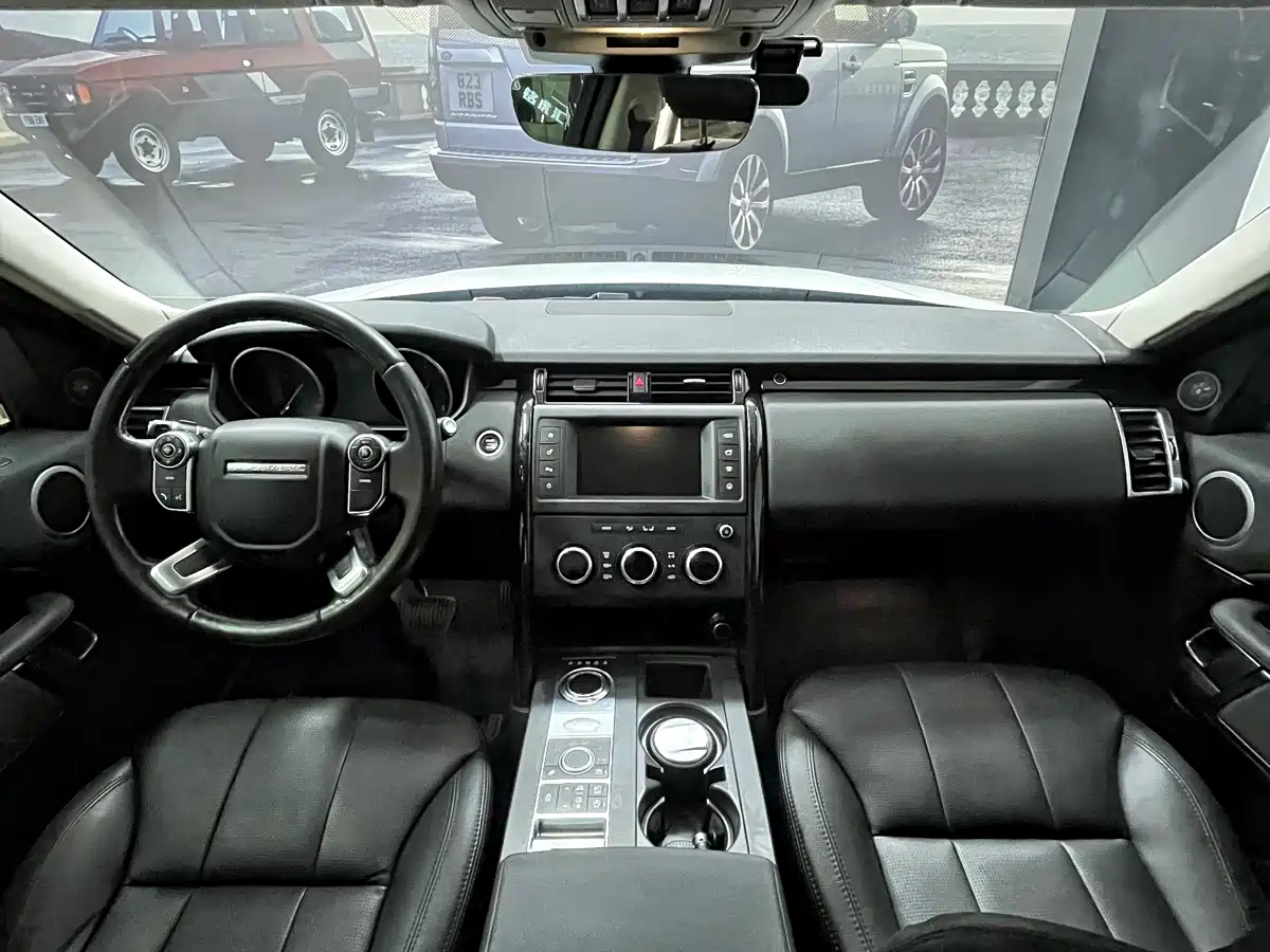 Land Rover Discovery 2017 3.0 SC V6 SE фото 4
