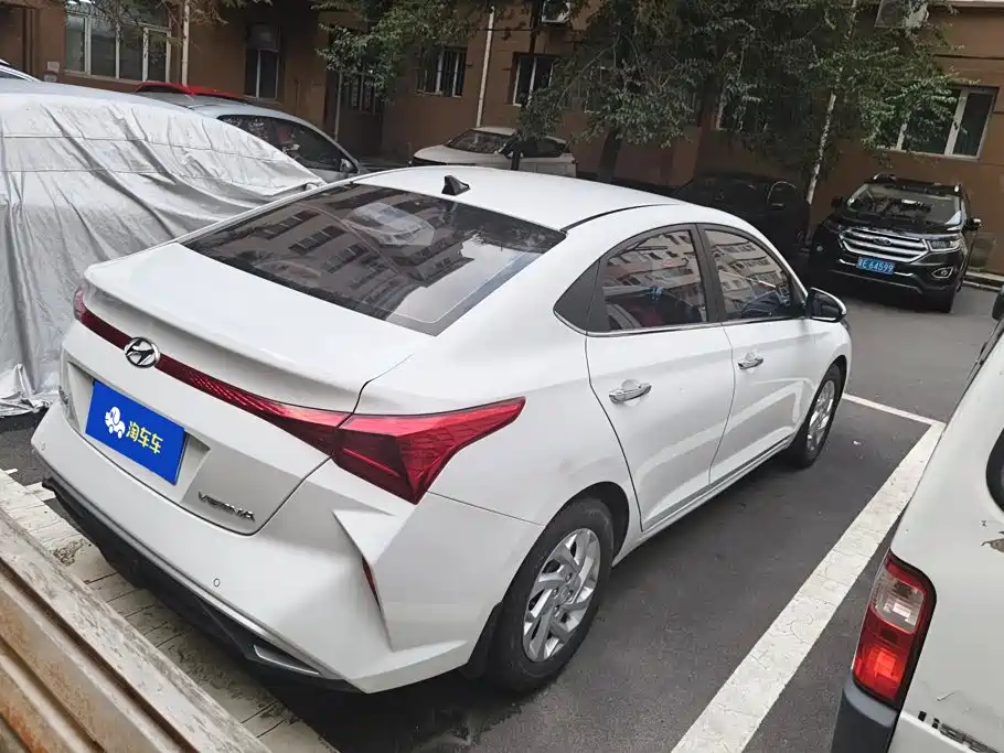 Photo 3 - Hyundai Verna