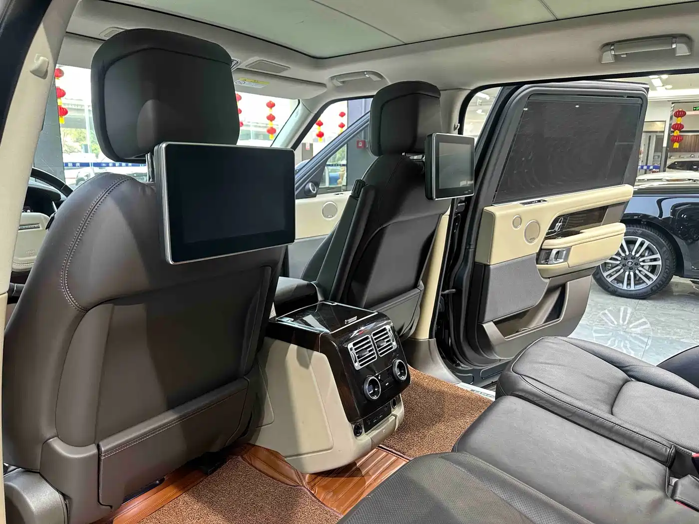 Land Rover Range Rover 2020 3.0 L6 Heritage Extended Edition фото 13