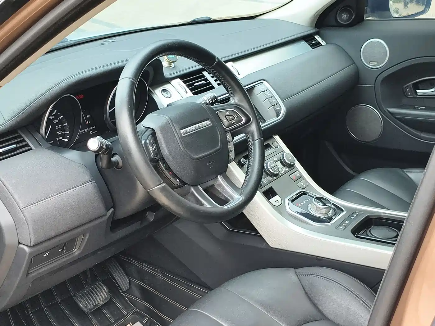 Land Rover Range Rover Evoque 2015 2.0T 5-Door Intelligent Edition фото 6