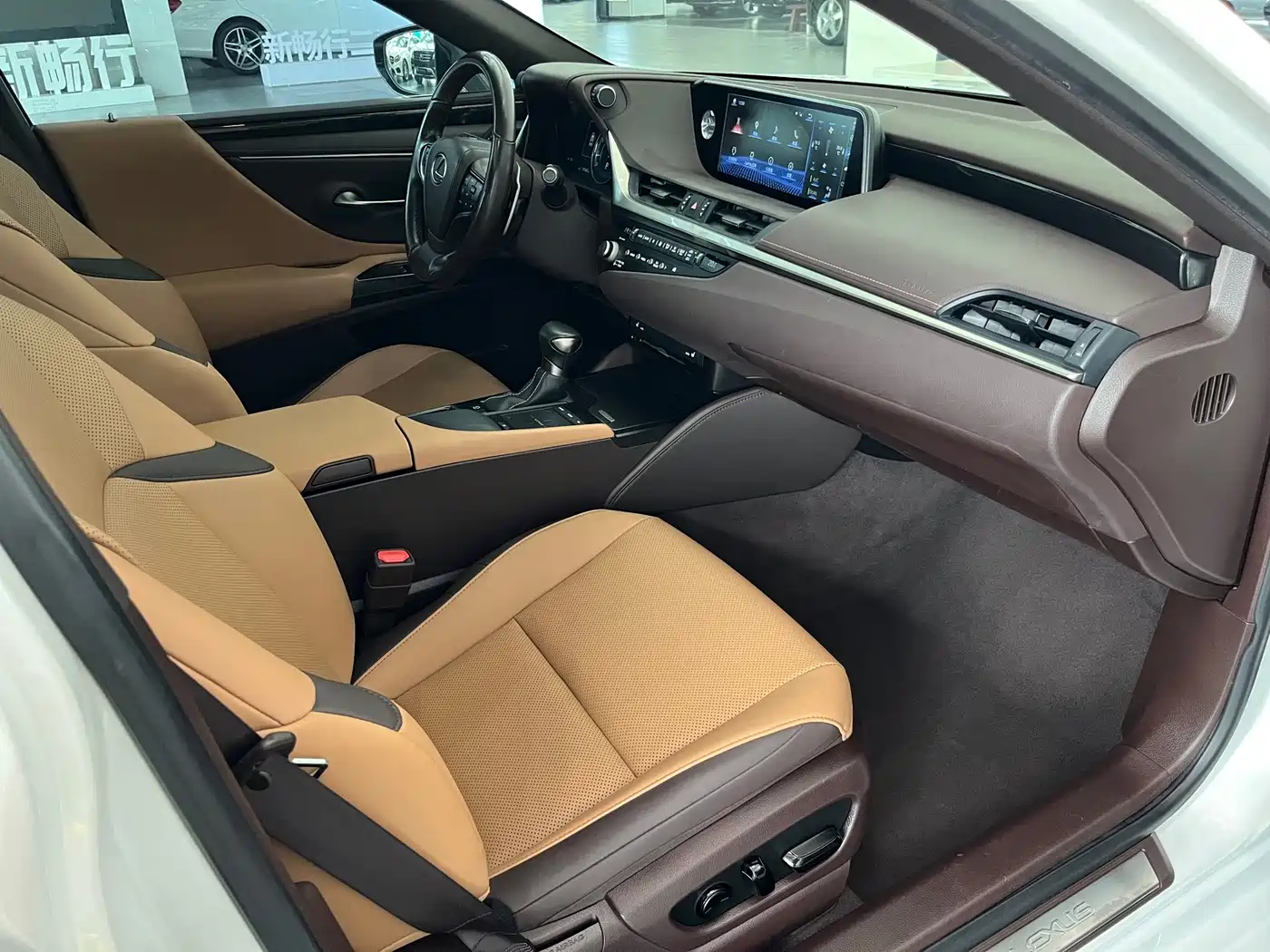 Фото 11 - Lexus ES