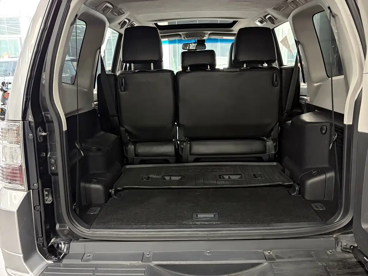 Mitsubishi Pajero (Import) 2012 2012 3.0L Luxury Edition