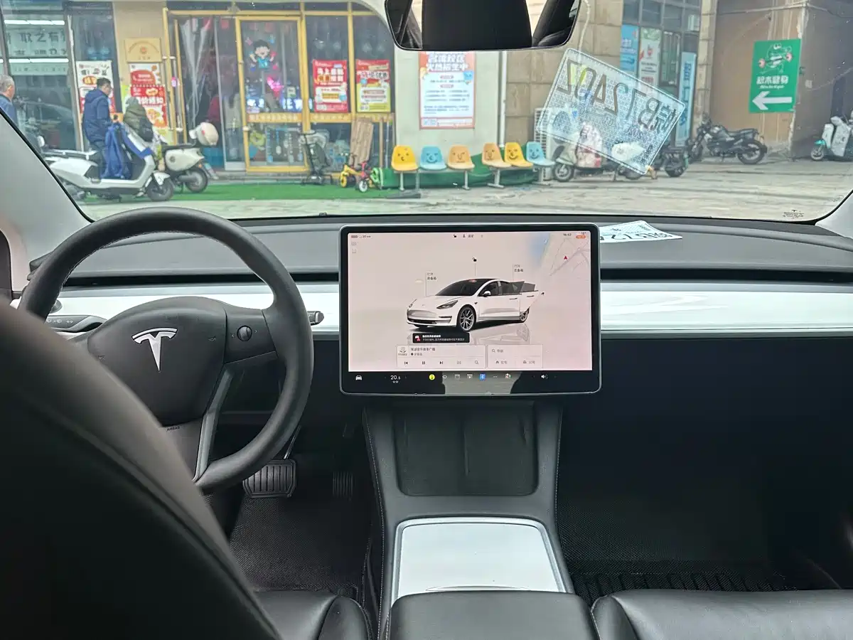 TESLA MODEL 3