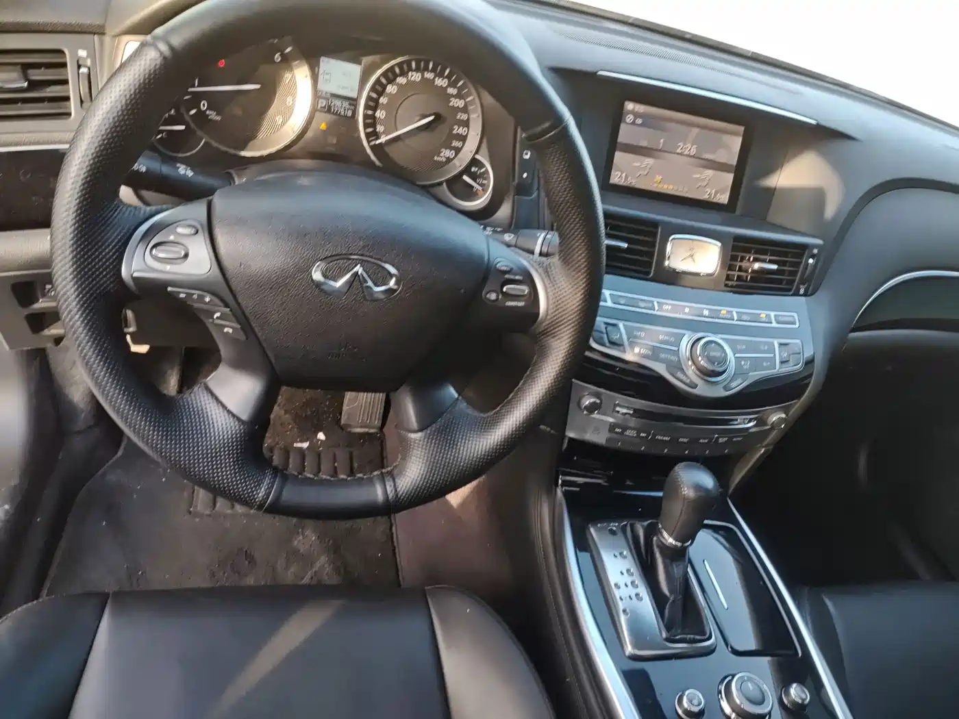 Фото 9 - Infiniti Q70