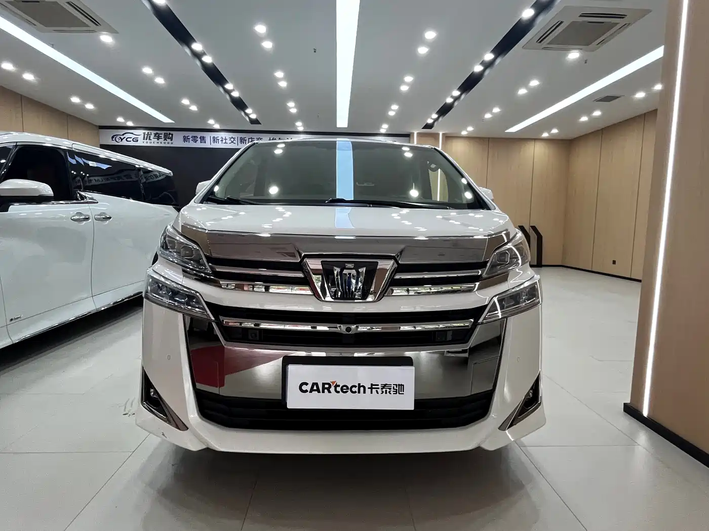 Toyota Vellfire 2021 Crown Hybrid 2.5L HV Luxury Edition фото 3