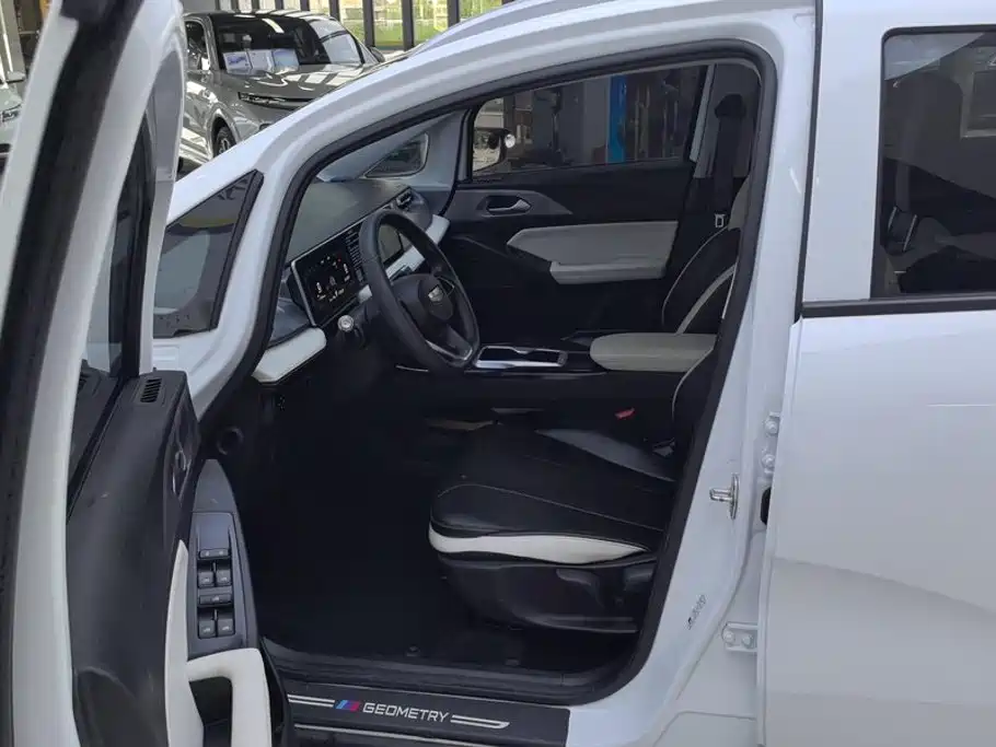 Фото 9 - Geely Geometry E Firefly