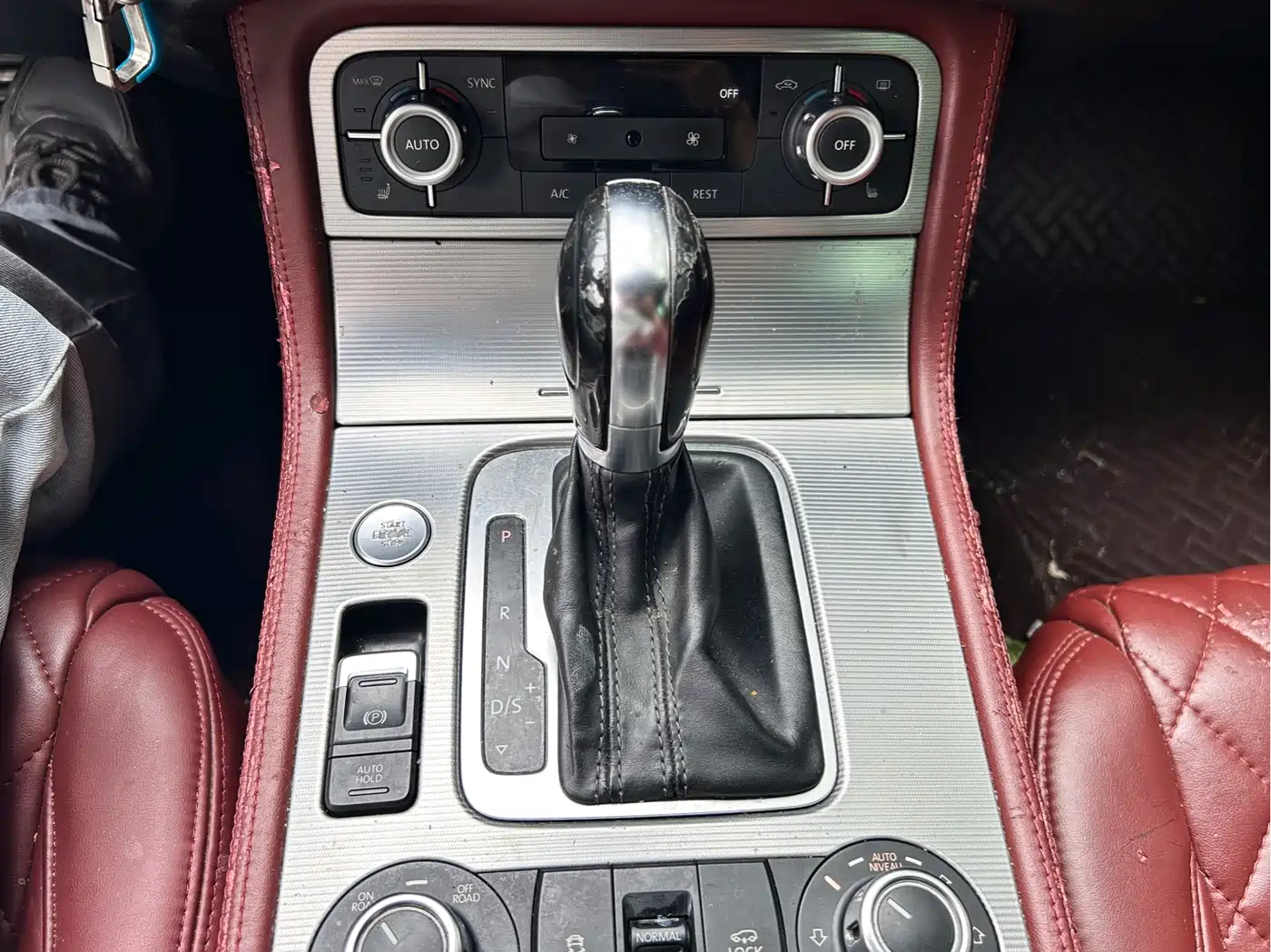 Volkswagen Touareg 2012 R-Line Luxury фото 10