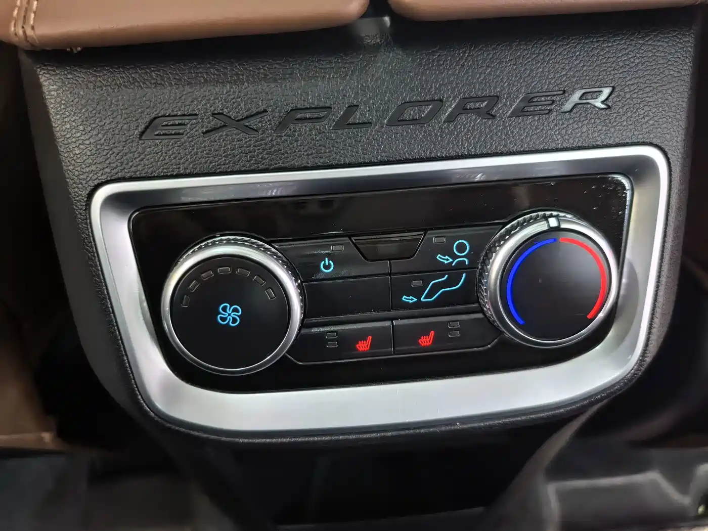 Photo 12 - Ford Explorer