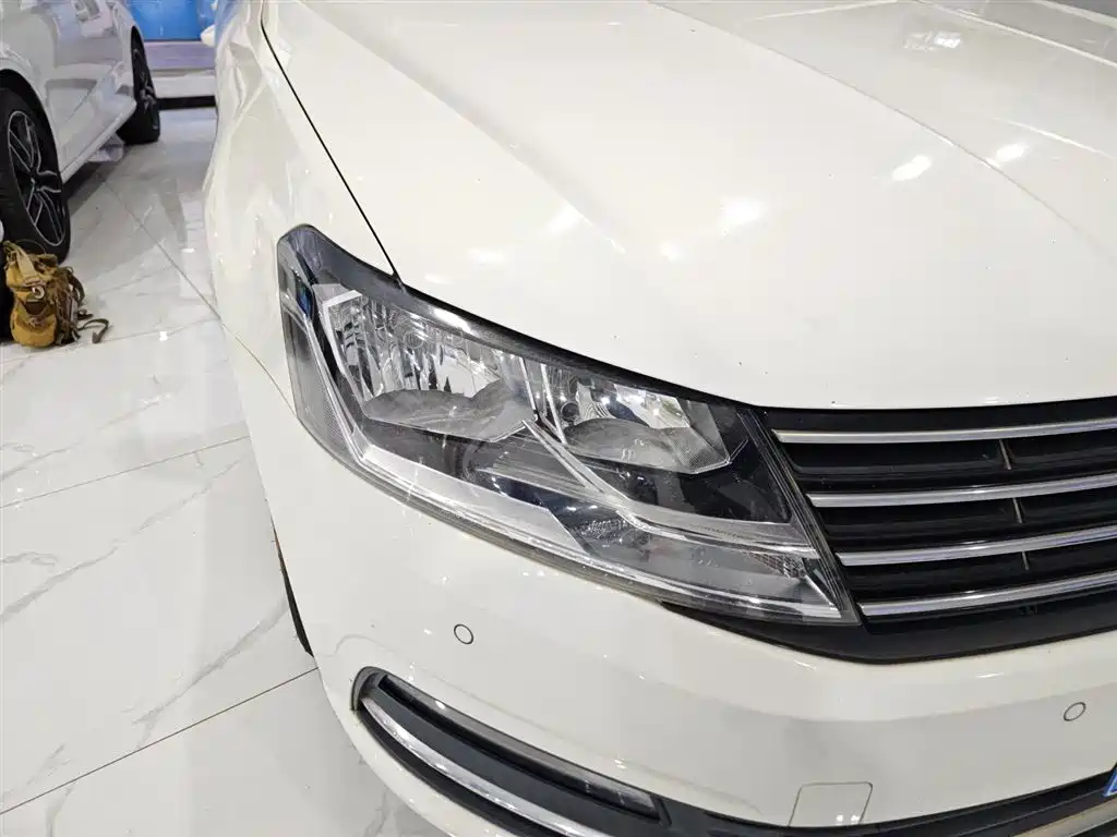 Volkswagen Lavida 2015 1.6L Automatic Comfort Edition фото 13