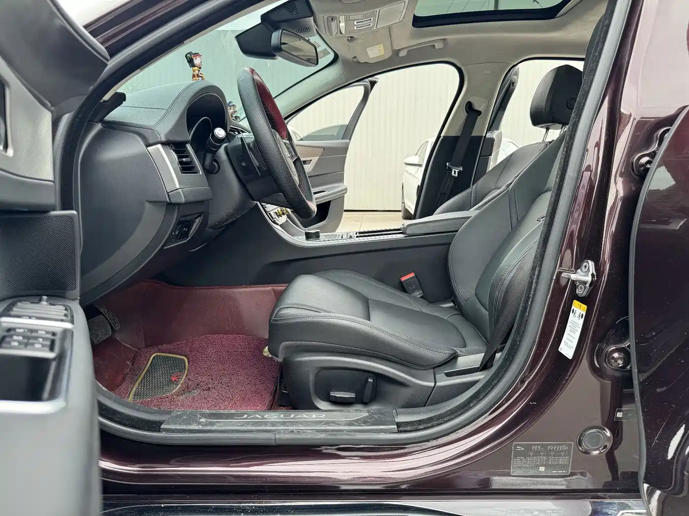 Photo 13 - Jaguar XFL