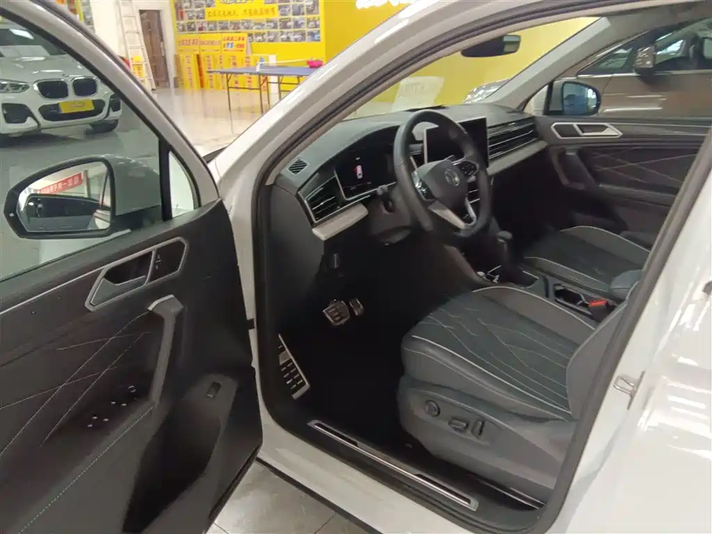 Volkswagen Tiguan L 2023 330TSI Auto 2WD R-Line Premium Edition фото 16
