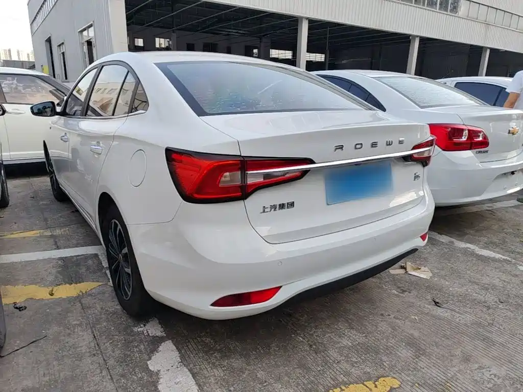 Фото 5 - Roewe i5