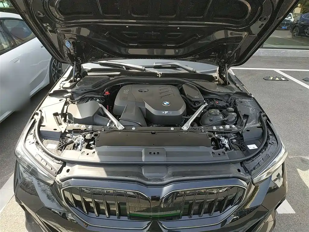 BMW 5 Series 2026 530Li Exclusive M Sport Package фото 16